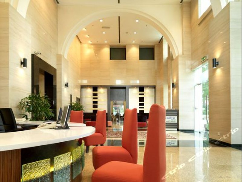 Crown Regency Service ApartmentPhoto 3