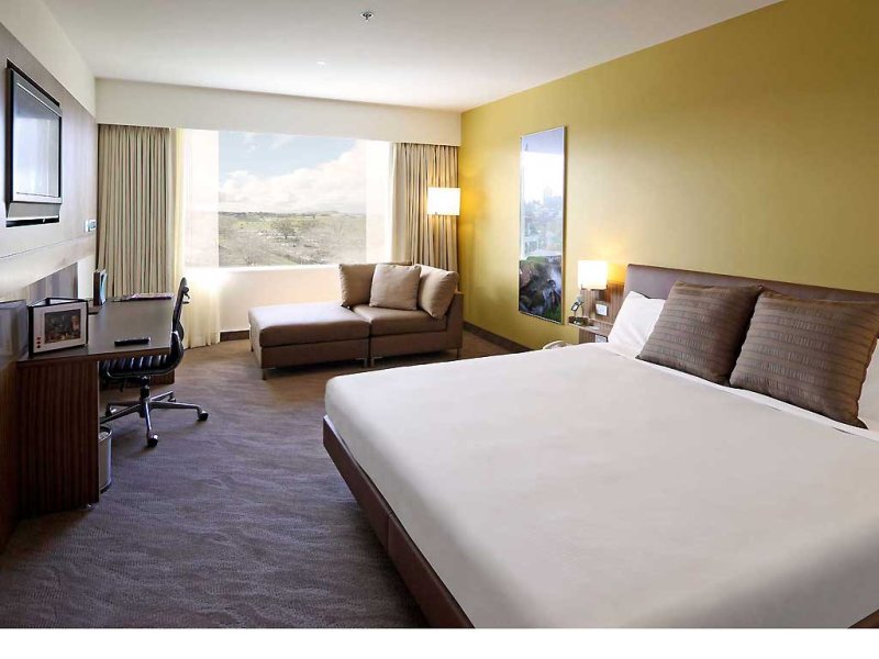Novotel Auckland EllersliePhoto 2