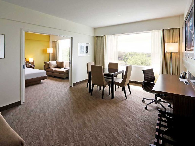 Novotel Auckland EllersliePhoto 3