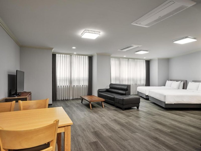 Ramada Hotel and Suites Seoul NamdaemunPhoto 1